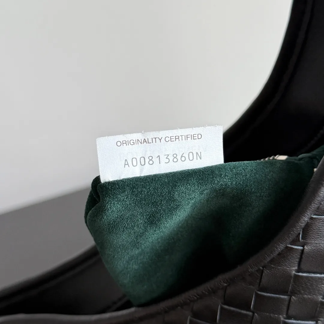 Batch 1660 BOTTEGA VENETA 2025 new men's small Veneto crossbody bag is made of lambskin, elegantly extends to the strap, fits perfectly on the upper body, and the light and neat shape is suitable for all your choices for business trips, travel or daily life. Top zipper, interior two compartments, extra-large capacity. The classic Veneta shape has been redesigned and turned into a bag that can be worn cross-body, simple yet stylish. Although it is designed as a men’s bag, it is also very suitable for girls to carry! The back is so handsome🕶! More aura ~ The shoulder straps are reasonably designed, making it comfortable and stylish to carry cross-body. The bag has a practical capacity and can easily fit your daily needs~ Whether it is paired with casual wear for going out on the street or with formal wear for commuting, put it on and your fashion sense will rise in a straight line📈! Style number: 836918 Size: 27*17*2.5cm